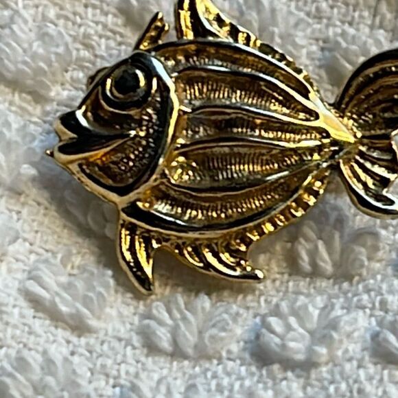 Vintage little fish brooch with Heart H hallmark - Picture 1 of 6